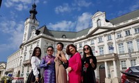 Nhóm thí sinh từ Pháp, Hungary, Hà Lan, Thái Lan ở khu vực Dinh Tổng thống Ba Lan