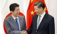 Chủ tịch Trung Quốc Tập Cận Bình (phải) và Thủ tướng Nhật Bản Abe Shinzo gặp nhau ở Nga tháng 9/2019ảnh: Kyodo