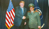 Trung tướng Đoàn Duy Khương chụp ảnh lưu niệm cùng Tổng thống Mỹ Donald Trump