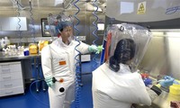 Các nhà khoa học làm việc trong phòng thí nghiệm BSL-4 tại Viện Vũ Hán