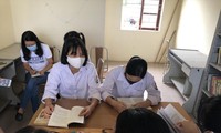 Ngày một nhiều học sinh trường THPT Tiên Du số 1 đến CLB sách và hành động tìm sách để đọc Ảnh: PV 
