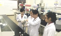 TS Lê Ngọc Liễu (thứ 2 từ phải qua) cùng sinh viên trong phòng thí nghiệm Ảnh: NVCC