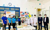"Bếp ăn thanh niên" tặng 50 suất cơm đặc biệt tri ân lực lượng y tế làm nhiệm vụ chống dịch ở thành phố Hải Dương nhân Ngày Thầy thuốc Việt Nam 27/2 Ảnh: CTV