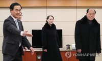 Bộ trưởng Bộ Thống nhất Hàn Quốc Cho Myoung-gyon mời bà Kim Yo-jong vào chỗ ngồi trong cuộc gặp gỡ với Tổng thống Hàn Quốc Moon Jae-in ngày 9/2 vừa qua. (Ảnh: Yonhap) 