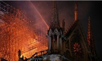Ngọn lửa đã thiêu rụi phần mái của nhà thờ Đức Bà Paris, nhưng phần vỏ ngoài kiến trúc đã được cứu.