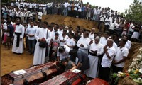 Ngày 23/4, những người Sri Lanka đau buồn tiễn đưa các nạn nhân của vụ tấn công khủng bố.