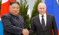 Ông Kim và ông Putin bắt tay nhau trước khi bước vào phiên họp " mặt đối mặt". Ảnh: Reuter.