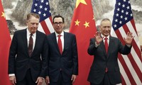 Đại diện thương mại Mỹ Robert Lighthizer, Bộ trưởng Tài chính Steven Mnuchinn và Phó Thủ tướng Trung Quốc Lưu Hạc ( từ trái sang) đã nối lại đàm phán qua điện thoại ngày 24/6.