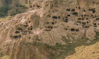 Những nóc nhà được xây dựng trên núi đá ở thành phố Vardzia của Gruzia.