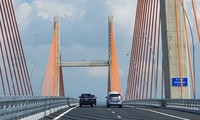 Cầu Bạch Đằng mới thông xe ngày 1/9 vừa qua, nhưng đã xuất hiện lún.