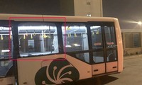 Xe buýt chở khách trong sân bay Tân Sơn Nhất bị vỡ cửa kính sau khi thùng hàng va phải do tuột chốt. Ảnh: TB.