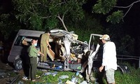 Chiếc xe khách 16 chỗ biến dạng sau vụ tai nạn. Ảnh: Báo Bình Thuận.