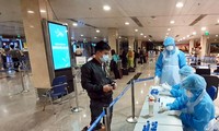Hành khách khai báo y tế và kiểm tra sức khỏe tại sân bay Tân Sơn Nhất.