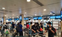 Sau khi phát hiện một số trường hợp mắc COVID-19 là nhân viên bốc xếp hành lý tại sân bay Tân Sơn Nhất, lượng khách qua sân bay này đã giảm so với số lượng vé được đặt.