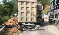Toàn quốc xử lý xe quá tải sau vụ xe chở đất lật đè bẹp xe con ở Hoà Bình 