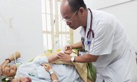 Thăm khám cho thai phụ mắc SXH tại Bệnh viện Bạch Mai