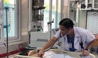 BS Bệnh viện Bạch Mai khám cho người đàn ông ngất xỉu vì sốc nhiệt