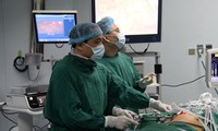 Các BS Bệnh viện Nội tiết TƯ đang thực hiện ca nội soi cắt u xơ lành tính bằng đường nách, không để lại sẹo. Ảnh: Bv cung cấp