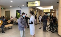 Đo thân nhiệt cho người đến khám tại Bệnh viện Ung bướu Hà Nội. Ảnh: Internet