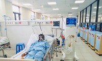 Nam bệnh nhân bị sốt mò đang được điều trị tại Bệnh viện Đa khoa tỉnh Hòa Bình. Ảnh: BV cung cấp