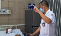 BS tại Trung tâm Chống độc Bạch Mai khám cho bệnh nhân ngộ độc rượu. Ảnh: Bệnh viện cung cấp