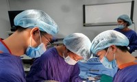 Các BS Bệnh viện Ung bướu Hà Nội đang phẫu thuật cho bệnh nhân có khối u bụng khủng lồ. Ảnh: BV cung cấp