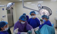 Các BS Bệnh viện E Trung ương thực hiện ca phẫu thuật cho người phụ nữ không có âm đạo. Ảnh: BV cung cấp
