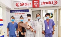 Các bác sĩ Trung tâm Cấp cứu A9 chúc mừng bệnh nhân khỏe mạnh, được trở về đoàn tụ cùng gia đình. Ảnh: Bệnh viện cung cấp