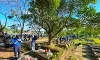 Hơn 1.200 đoàn viên, thanh niên dâng hương, chăm sóc các phần mộ liệt sĩ tại Huế