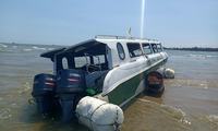 Ca nô QNa 1152 được trục vớt vào bờ sau tai nạn. 