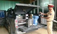 Xe bán tải chở hơn 450 chai rượu ngoại nhập lậu, khi đến địa bàn TT-Huế thì bị phát hiện, bắt giữ