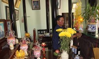 Thắp nhang viếng Đại tướng tại nhà thờ họ Lê của Đại tướng tại xã Lộc An, huyện Phú Lộc, TT-Huế