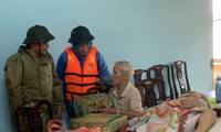 Ông Nguyễn Văn Bình (bìa trái) đi cứu trợ đồng bào lũ lụt, trước khi làm nhiệm vụ cứu hộ công nhân thủy điện và mất tích.
