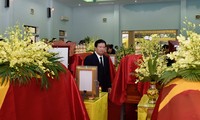 Phó Thủ tướng Trịnh Đình Dũng tại lễ viếng 13 liệt sĩ sáng nay. Ảnh: VGP