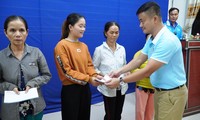 Ông Nguyễn Duy Hưng, Tổng Giám đốc Công ty CP Đầu tư Sài Gòn-Huế trao quà đến tay người dân