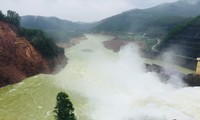 Hồ chứa thủy điện Hương Điền vận hành điều tiết nước qua tràn về hạ du do mưa lớn.