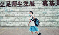 Người cha ở Trung Quốc cho con trai mặc váy đi học: Suy nghĩ tiến bộ hay chỉ làm khổ con?