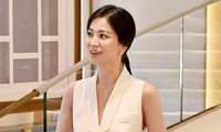 Giới stylist hé lộ bí quyết &quot;hack dáng&quot; của Song Hye Kyo: Chọn trang phục có cổ áo chữ V