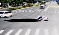 Không nhận ra “hố tử thần” khổng lồ trên đường, xe ô tô chạy thẳng xuống hố