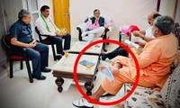 Một chính khách của Ấn Độ đeo khẩu trang vào ngón chân, khiến ai cũng thấy khó chấp nhận
