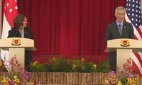Thủ tướng Singapore và Phó Tổng thống Mỹ đã thử micro thế nào mà cả phòng họp bật cười?