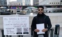 Nam thanh niên ở Anh dựng bảng có mã QR trên phố để xin việc, kết quả rất bất ngờ!