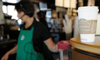 Nhân viên Starbucks cực thông minh tìm cách “giải cứu” nữ sinh khỏi kẻ lạ mặt trong quán