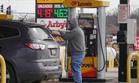 Thấy giá xăng tăng, 7 người Mỹ cài thiết bị tự chế vào cây xăng, làm giảm giá xuống gần 0