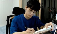 Người mẹ ở Hàn Quốc tuyển người ngồi canh không cho con trai mình ngủ gục lúc học bài