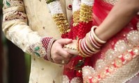 Hai cặp cô dâu chú rể ở Ấn Độ đang làm đám cưới thì mất điện, khiến xảy ra sự cố khó tin