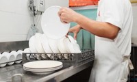 Singapore: Nhà hàng phải trả lương 60 triệu đồng/ tháng mới thuê được nhân viên rửa bát