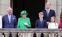 Công chúa Eugenie của Hoàng gia Anh gây khó hiểu khi “cắt” Công nương Kate khỏi ảnh Đại lễ