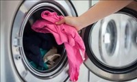 Mở máy giặt để lấy quần áo khi máy chưa dừng hẳn, cô gái 20 tuổi chịu hậu quả nặng nề