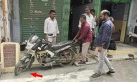 Ấn Độ: Đổ bê-tông mặt đường &quot;chôn&quot; luôn bánh xe đang đỗ